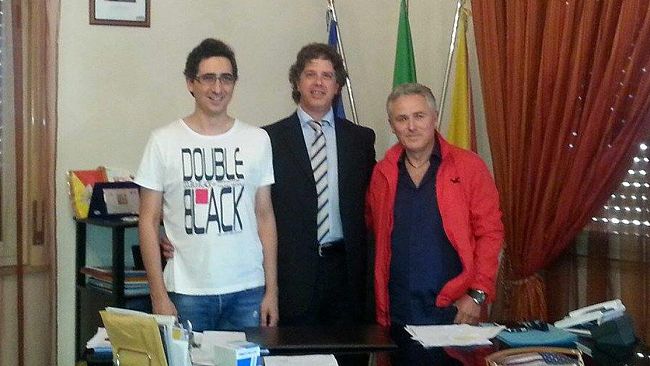 CAMPOBELLO – Il dipinto “Polis” dell’artista mazarese Gerry Bianco donato al sindaco Giuseppe Castiglione