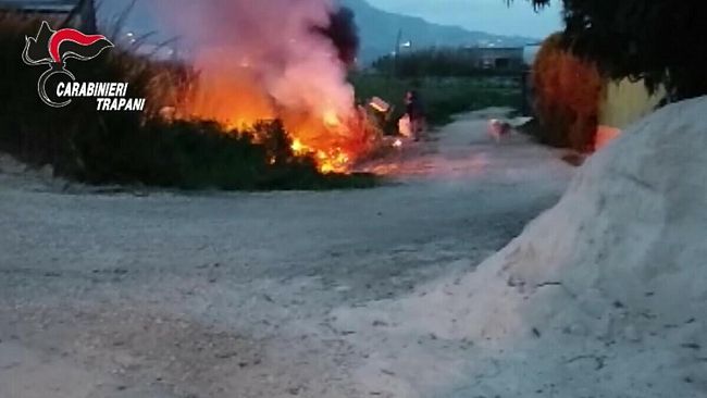 VIDEO- Paceco, 63enne arrestato per il reato di combustione illecita di rifiuti