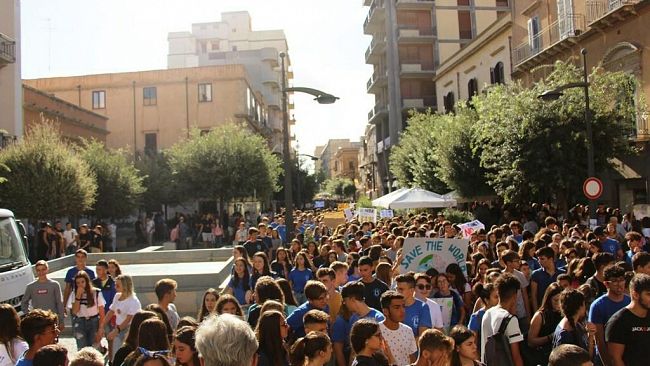 Oltre 3000 studenti in piazza per dire “si all’istruzione e no all’estinzione”