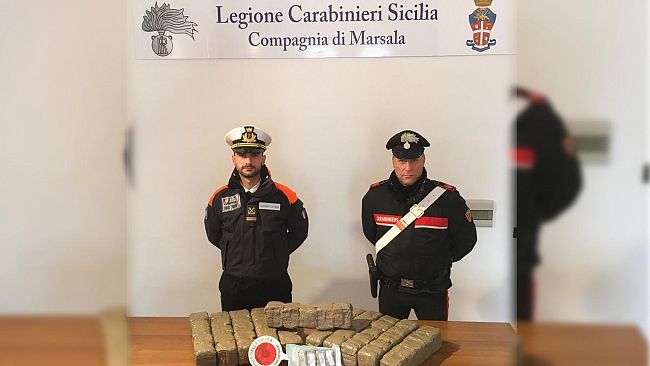 Marsala: ritrovato da Carabinieri e Capitaneria un pacco con 30 kg di droga sulla spiaggia