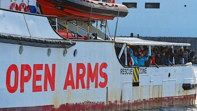 Messina, attraccata al porto la nave dell’ONG Open Arms con 122 persone a bordo