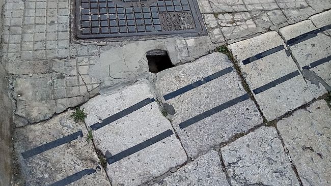 Trapani, pericoloso buco nel marciapiede di via XXX Gennaio
