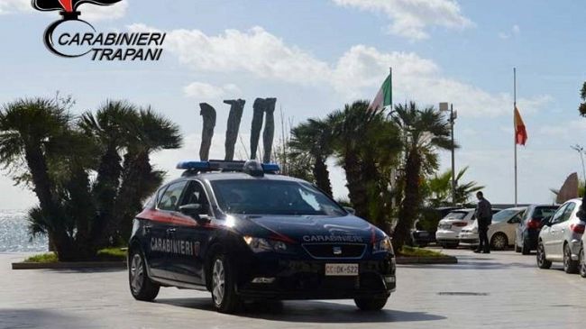 si-avventa-contro-il-citofono-ed-il-defibrillatore-della-caserma-e-li-distrugge-a-colpi-di-ascia-denunciato