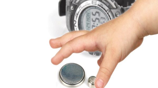 Ingerisce una batteria a bottone, bimba di 18 mesi in gravi condizioni 