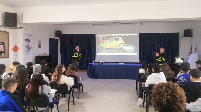 progetto-icaro-gli-studenti-dellic-di-matteo-incontrano-la-polizia-stradale-per-imparare-la-cultura-della-sicurezza