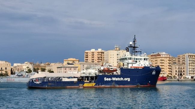 migranti-la-sea-watch-5-attracca-a-trapani