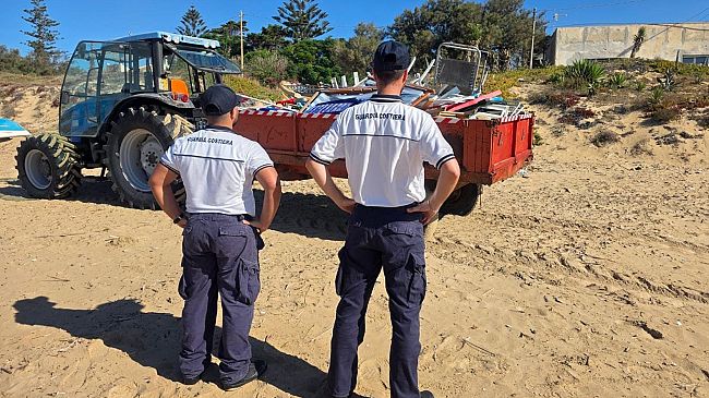 Maxi sequestro di ombrelloni e sdraio sul litorale di Tre Fontane