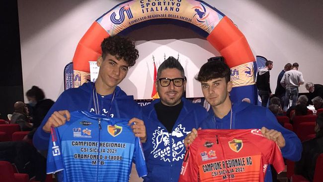 Due giovani atleti mazaresi della Ciumara bikers premiati dal Sindaco di Palermo