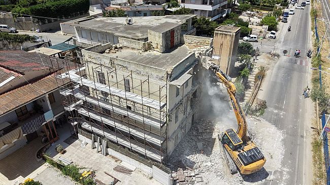 giu-lecomostro-ad-alcamo-marina-il-comune-avvia-loperazione-anti-abusivismo