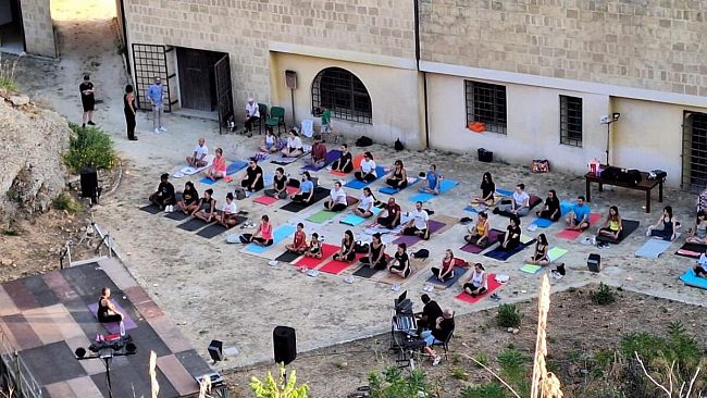 Yoga al tramonto e vino sotto le stelle al Parco Archeologico Contrada Stretto