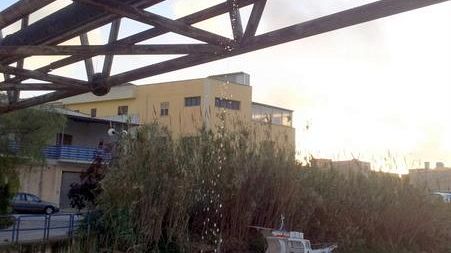 Una grossa perdita d’acqua nella conduttura idrica sul Màzaro. Incuria o un innovativo sistema di ricambio delle acque del fiume?