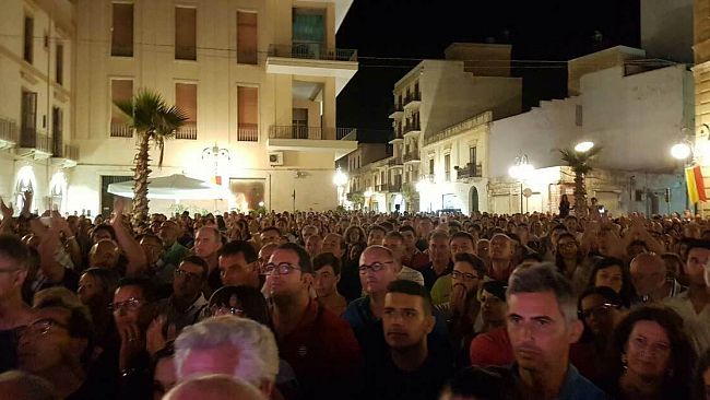 VIDEO – Mazara, bagno di folla per i deputati M5S Di Maio e Di Battista e per  Cancelleri candidato alla Presidenza della Regione