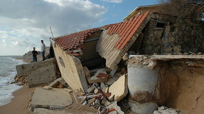 Abbattimento case a Triscina, stabilite le modalità e le priorità d’azione