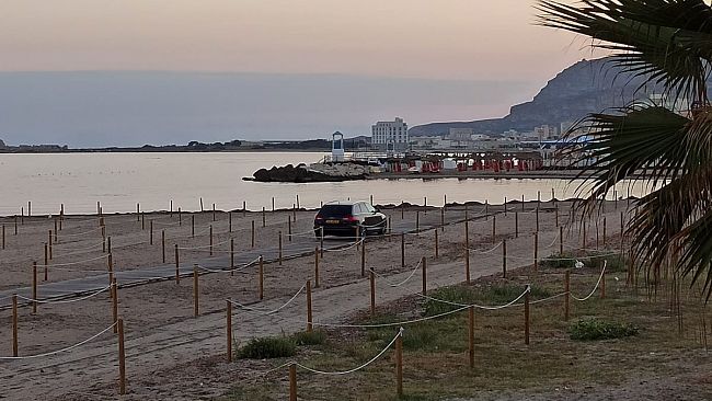 Trapani, l’assurda vicenda dell’auto parcheggiata in riva al mare