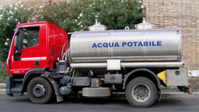 Trapani: autobotti gratis, ma solo per chi è in regola con le bollette