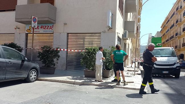 Trapani, via Passaneto, cornicione pericolante per forte vento. Intervento dei VdF