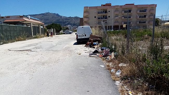 Trapani, cresce il degrado accanto al passaggio a livello di via Poma