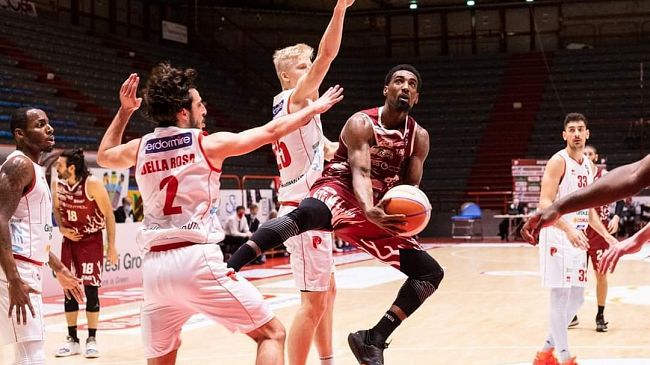 Pallacanestro Trapani stellare: dominata Pistoia 71-82, ansia per Nwohuocha