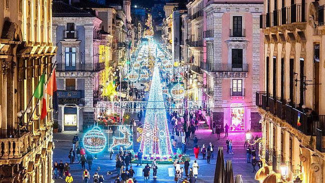 Catania. Natale 2022, accesi il grande albero di piazza Università e le luminarie a led per risparmio energetico