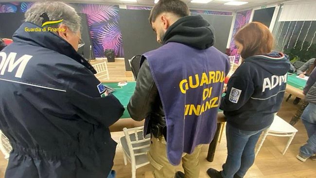 Sale da poker illegali a Palermo sequestrate e denunciate 70 persone