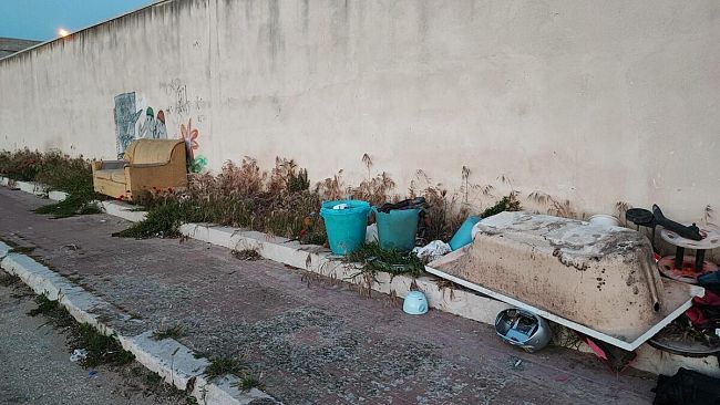 Cittadini sempre più incivili, rifiuti di ogni genere fuori dal cimitero