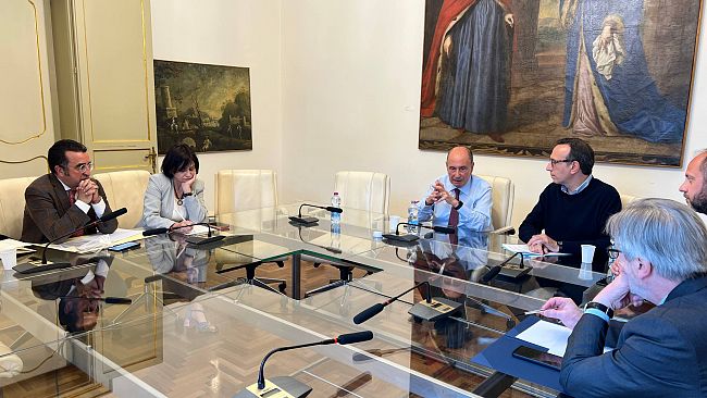 caro-carburanti-riunione-a-palazzo-dorleans-si-cercano-soluzioni