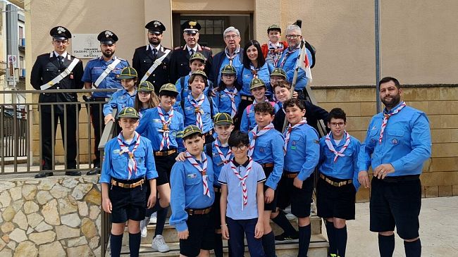 Gli scout donano targa all'arma dei Carabinieri