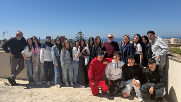 mazara-gli-studenti-del-ruggiero-daltavilla-in-visita-allatelier-di-giuseppe-modica