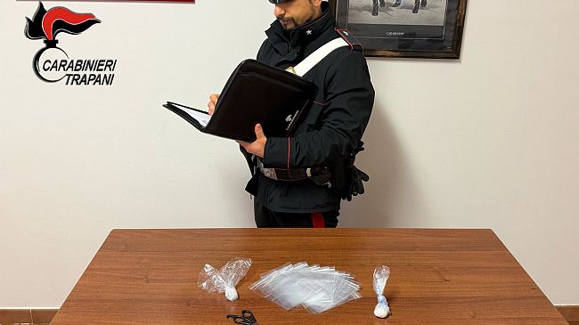 Spaccia cocaina nonostante ai domiciliari. Arrestato 66enne a Trapani