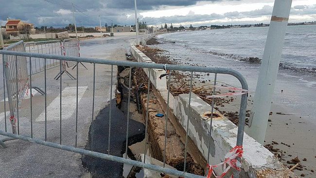 VIDEO – Tonnarella, nuovo crollo della strada. Era prevedibile senza frangiflutti. Incapacità o altro…?