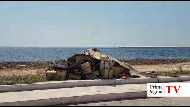 VIDEO – Lungomare S.Vito, A.A.A. cercasi “cartoneros”. Catasta di cartone rischia di finire in mare