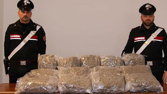 Trasportava 14 kg di marijuana, un 25enne arrestato dai Carabinieri.