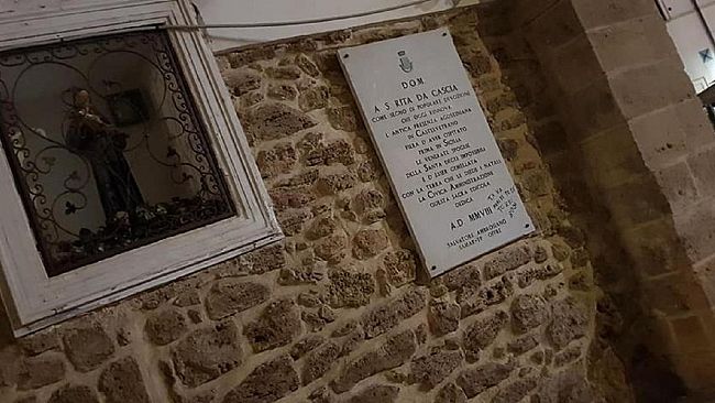 Idioti in azione nel Sistema delle Piazze, vandalizzata una porta e la lapide di Santa Rita