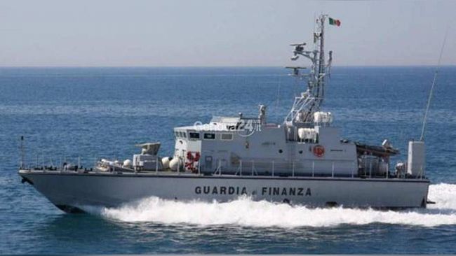 Contrasto al traffico tabacchi, operazione Gdf al largo di Mazara. Pescherecci fermati. Ci sono arresti