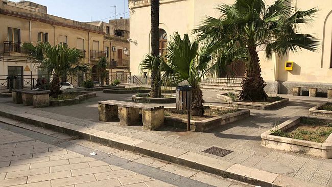 VIDEO – Muore un uomo, a pochi metri un defibrillatore ma nessuno lo sa