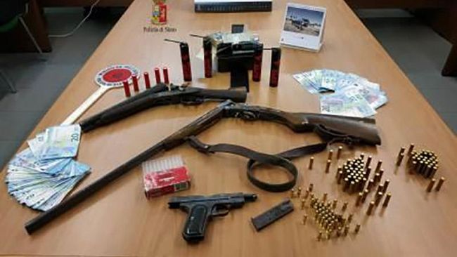 Alcamo: forzano posto di blocco, trasportavano un fucile, una carabina, una pistola, materiale esplodente e più di cento cartucce