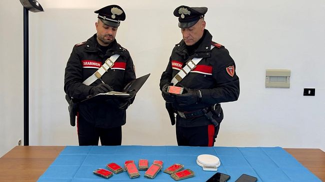 Coppia di marsalesi fermata con un chilo di hashish in macchina