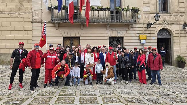 erice-accoglie-il-tour-del-kiwanis-tra-sfilata-di-ferrari-e-impegno-sociale