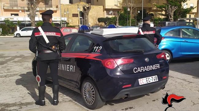 Carabinieri inseguono auto rubata, veicolo recuperato e restituito
