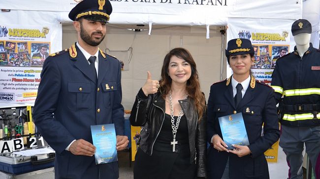 Cristina D'Avena allo stand della Polizia di Stato al Trapani Comix