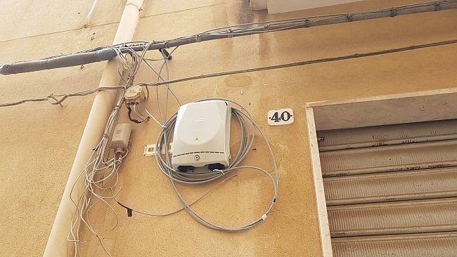 Cassette fibra ottica installate sulle facciate delle case. Interrogativi 