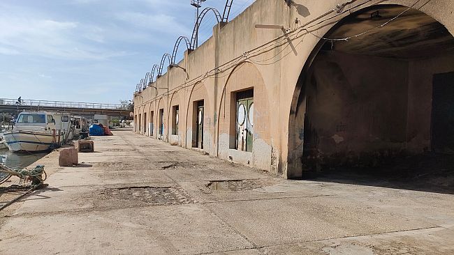 Mazara, ripulita, finalmente, la banchina del porto canale davanti lo stadio “N. Vaccara” 