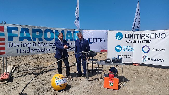 Mazara, sul litorale di Tonnarella la posa del cavo sottomarino in fibra ottica di Unitirreno 