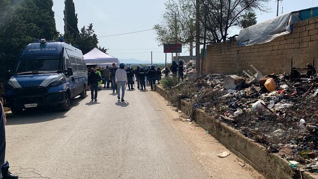 Castelvetrano, in corso lo sgombero dell'ex Cementificio Calcestruzzi Selinunte