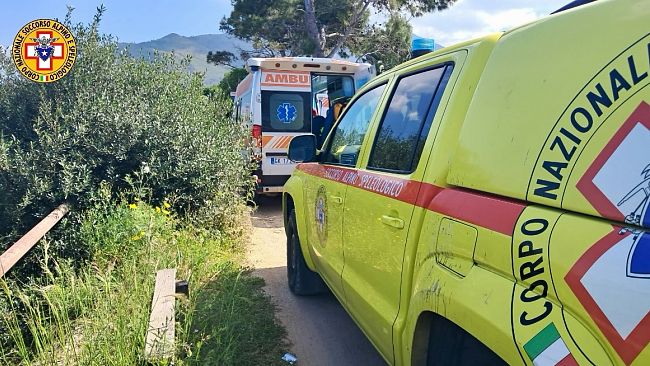 cade-sulla-scogliera-di-cala-rossa-a-scopello-recuperato-escursionista-ferito