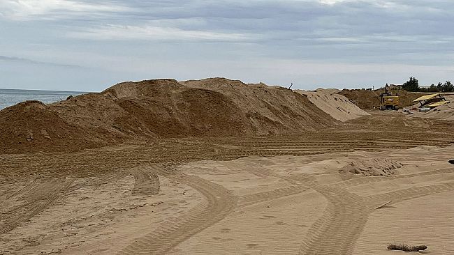 Lavori di sbancamento e installazione pozzetti sulla spiaggia di Triscina di Selinunte 