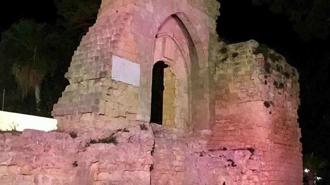 Mazara, arco normanno rosa per la lotta contro il cancro al seno