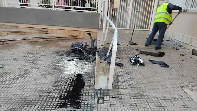 Trapani, auto finisce contro l’ingresso della scuola “Nunzio Nasi”