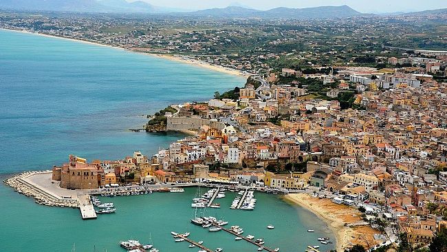 Castellammare, barca esplode in porto