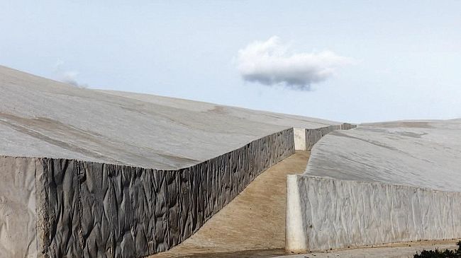 Gibellina. Le grandi case di moda scelgono ancora il Cretto di Burri come location